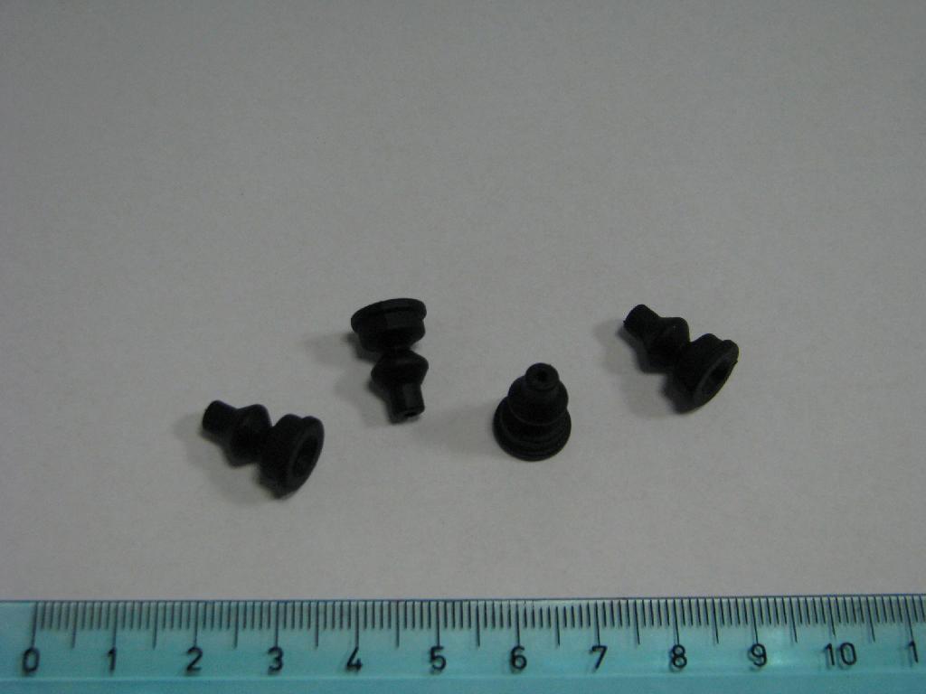Tesnilo v celoti izdelano iz sintetične gume (kloroprena), z obliko rebrastega votlega stožca, dolžine 14,6 in največjega zunanjega premera premera 10 mm.
Uporablja se kot tesnilo v avtomobilski industriji v sklopu bovden potega. Namenjeno je zaščiti bovden potega, saj preprečuje vnos vlage in praha v poteg.