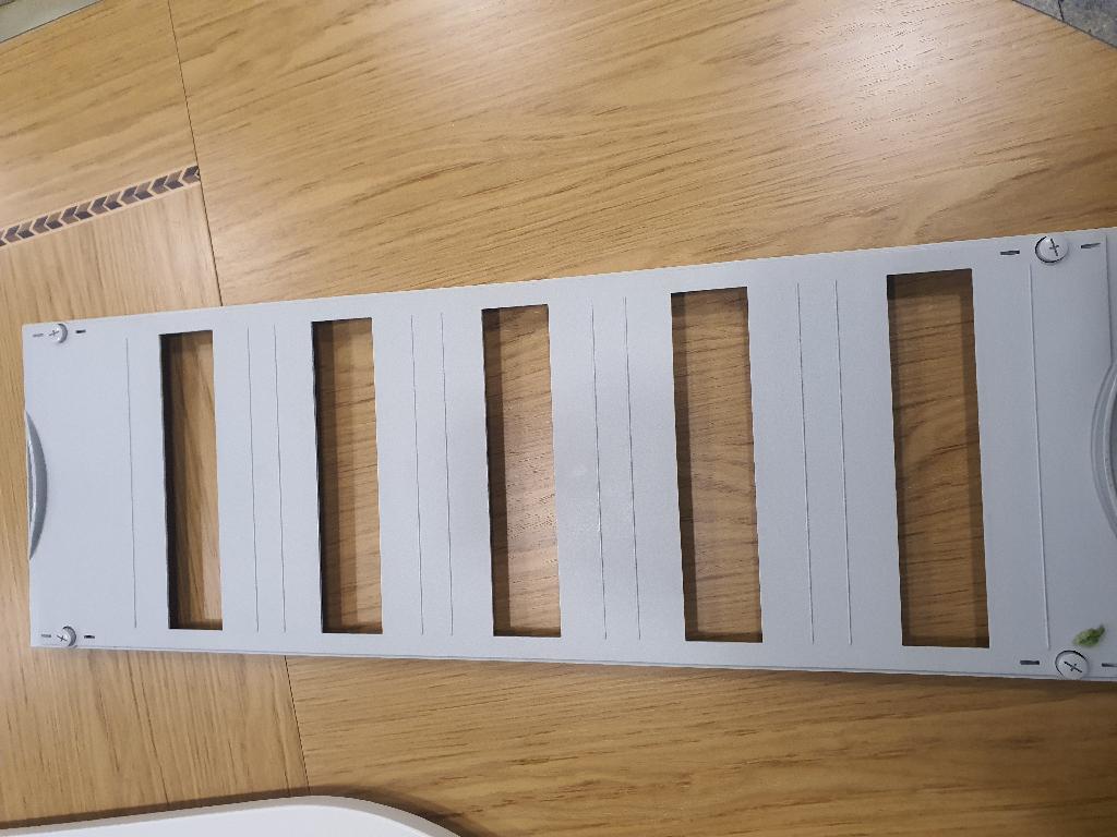 Pokrov elektro omarice, narejen je iz bele plastične mase. Dimenzije znašajo 750 x 250 mm. Pokrov se namesti na sprednjo stran elektro omarice opremljene z več izdelki iz tarifne številke 8536.
Uporablja se za zaščito pred možnostjo dotika delov, ki so pod električno napetostjo in tako omogoča varno delovanje električne omarice.