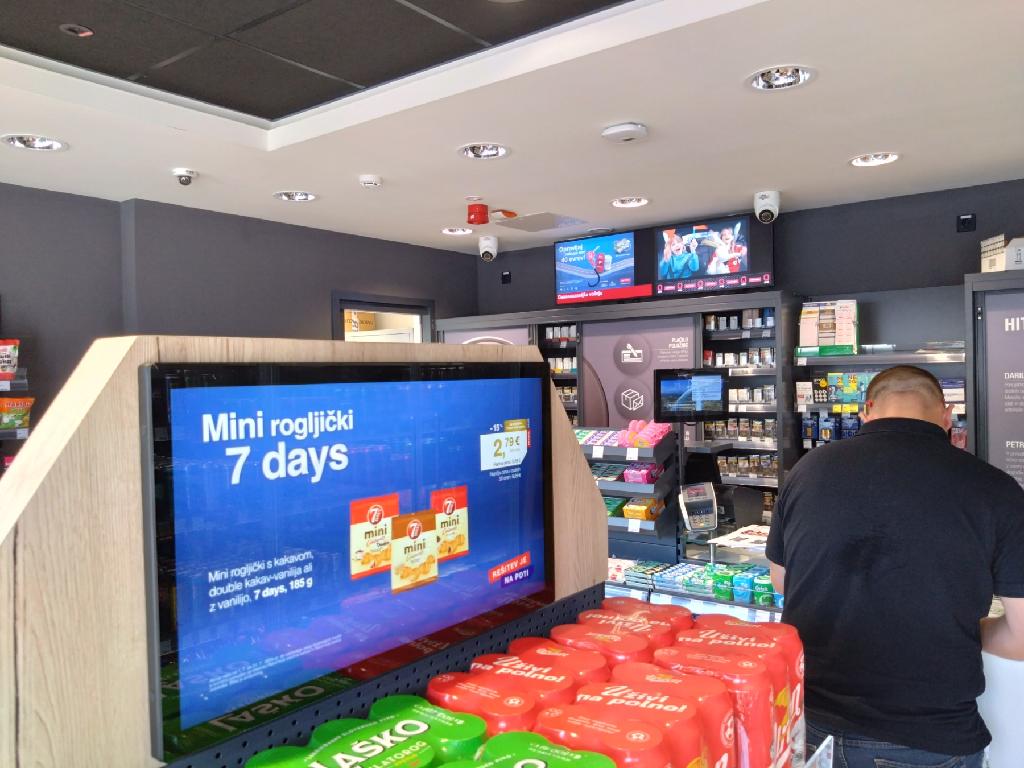Monitor z vgrajenim operacijskim sistemom (Android, Linux ali Windows), z zaslonom s tekočimi kristali LCD, z diagonalo zaslona od 18 do 250 cm, ki nima vgrajenega televizijskega sprejemnika.
Uporablja se kot samostojni interaktivni informacijski zaslon ali se vgradi v večjo napravo za digitalno oglaševanje.