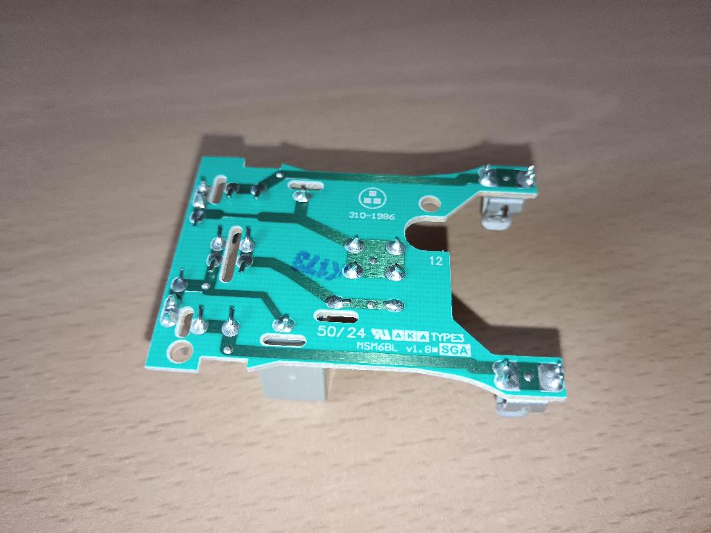 Usmernik v obliki tiskanega vezja velikosti 53 x 37 mm. Vsebuje diode, upore, kondenzator, priključne kontakte in stikalni mostiček. Deluje na napetosti do od 220 do 240 V.
Vgradi se v električne gospodinjske mešalnike hrane. Uporablja se za pretvorbo izmeničnega v enosmerni tok (AC/DC).