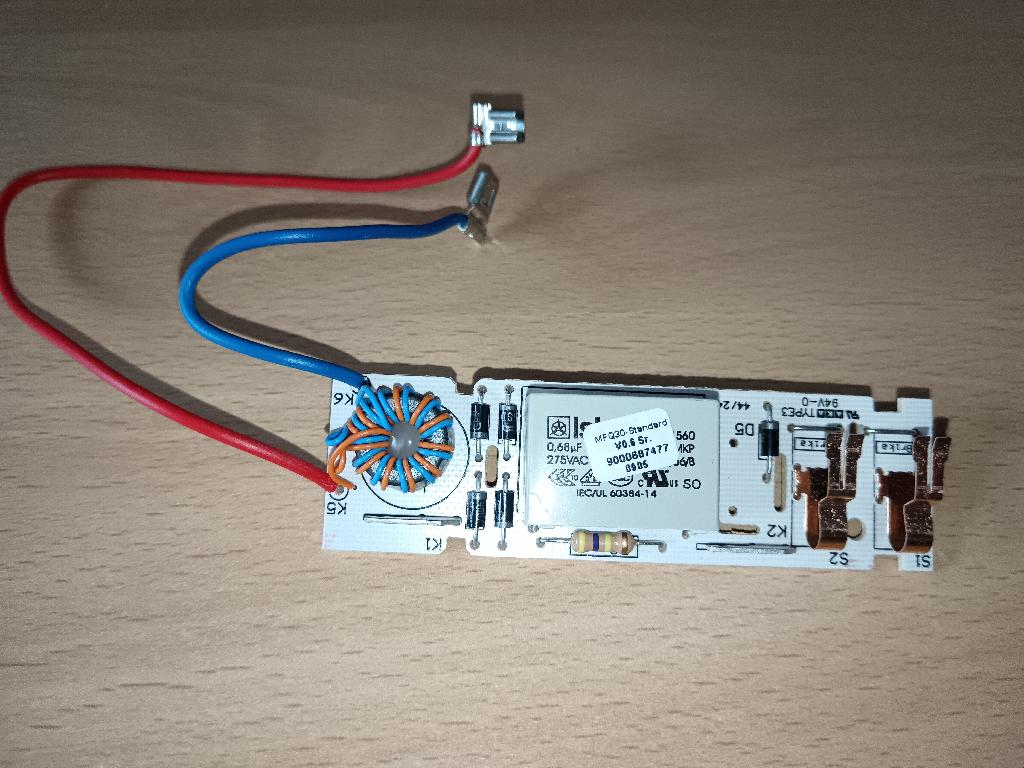 Usmernik v obliki tiskanega vezja velikosti 90 x 26 mm. Vsebuje toroidno tuljavo, diode, upore, kondenzator, stikalna mostička in dve priključni izolirani električni žici s konektorjema. Deluje na napetosti do 275 V.
Vgradi se v električne gospodinjske mešalnike hrane. Uporablja se za pretvorbo izmeničnega v enosmerni tok (AC/DC).