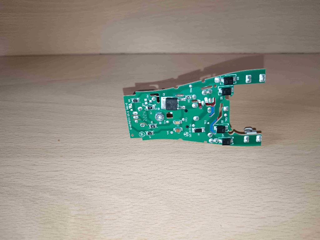 Usmernik v obliki tiskanega vezja velikosti 43 x 72 mm. Vsebuje diode, upore, kondenzatorje, diak, triak, termo zaščito, potenciometer in eno stikalo. Vhodna izmenična temenska vrednost napetosti znaša 338 V in izhodna enosmerna temenska vrednost napetosti 335 V.
Vgradi se v električne gospodinjske mešalnike hrane.