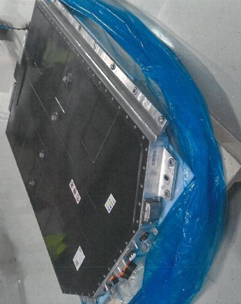 Litij ionska baterija v neprodušno zaprtem ohišju iz kovine in plastike, dimenzij (D x Š x V) 233 x 154 x 12,5 cm. Vsebujeta katodo, anodo in organski elektrolit. Kapaciteta baterije znaša 113,1 ali 75,3 kWh, nazivna napetost 379,4 V ali 386,4 V in teža 586 ali 518 kg.
Uporablja se za vgradnjo v električne avtomobile.