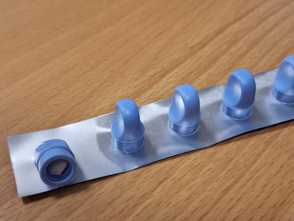 Pokrovček iz plastične mase (polietilena), v obliki valja dolžine 18 mm in zunanjega premera 12 mm, ki ima v notranjosti odprtino z luerjevim navojem. V notranjosti odprtine je pena iz plastične mase, prepojena z izopropil alkoholom (70 %). Odprtina je zaprta z aluminijasto zaščitno folijo, ki se pred uporabo enostavno odstrani.
Pokrovček se pritrdi na infuzijski priključek, ko ta ni v uporabi in se tako prepreči morebitne okužbe. Uporablja se za zapiranje in razkuževanje v medicinskih postopkih do 7 dni.  Namenjen je za enkratno medicinsko uporabo.
Pakiran je na traku (20 x 10 kom) ali posamezno (100 kos v škatli).