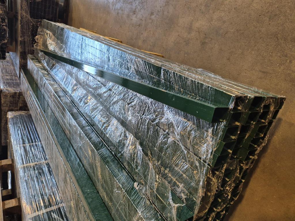 Jeklene vzdolžno varjene cevi, pocinkane in prevlečene s plastično maso s kvadratnim ali pravokotnim prečnim prerezom. Cevi različnih dimenzij (60x40 mm, 80x80 mm, 60x60 mm, 100x120 mm...), z debelino stene od 2 do 3 mm in različnih dolžin (na primer 2,5 m) je potrebno pred uporabo še odrezati na določeno dolžino.
Uporabljajo se za postavitev panelnih ograj.