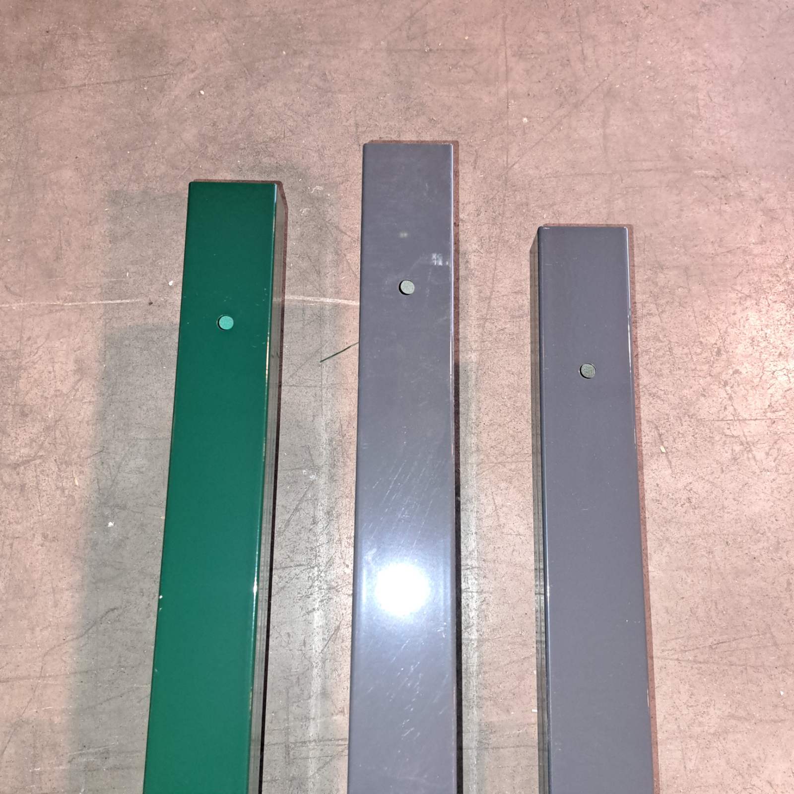 Kovinske vzdolžno varjene cevi, pocinkane in prašno barvane, s prečnim prerezom v obliki pravokotnika ali kvadrata. Dimenzije prereza so: 6 x 4 cm, 6 x 6 cm, 8 x 8 cm ali 10 x 12 cm,  dolžine stebra pa so: 150, 180, 205, 235, 250, 285 ali 300 cm. Cevi imajo navrtane luknje za odtekanje vode.
Uporabljajo se kot stebri za postavitev panelne ograje.
Narejene so iz jeklene pločevine (SIST EN 10346), debeline nad 2 in do 3 mm.
Pakirane so na paleti, zavite v PVC folijo.