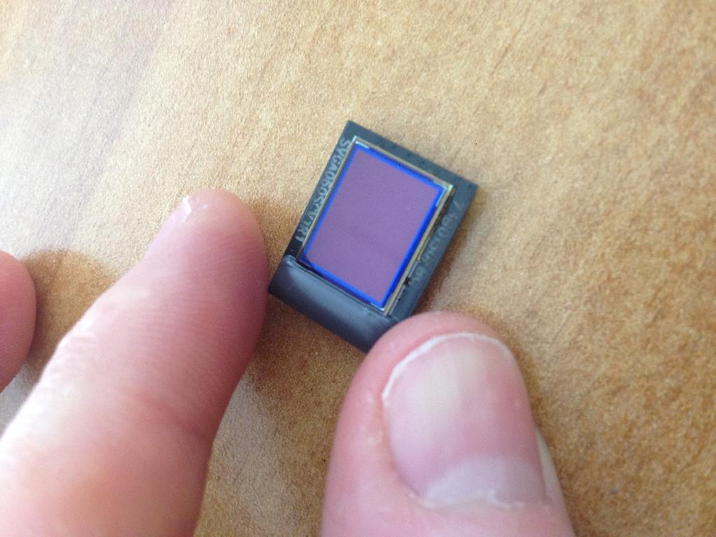Barvni, ravni, ploščati modul z zaslonom, ki ni občutljiv na dotik. Izdelan je z AMOLED tehnologijo. Diagonala je 15,2 mm. Sprejema video signale v VGA resoluciji 800 x 600 slikovnih točk in podpira 24 bitnih barv. Vsebuje krmiljenje za prikaz vhodnega video signala in enote aktivnega gonilnika. Modul nima vgrajenih komponent za pretvarjanje video signalov.
Vgradi se v različne sisteme, ki se uporabljajo v bližini očesa npr. simulacijske ali virtualne naprave.
