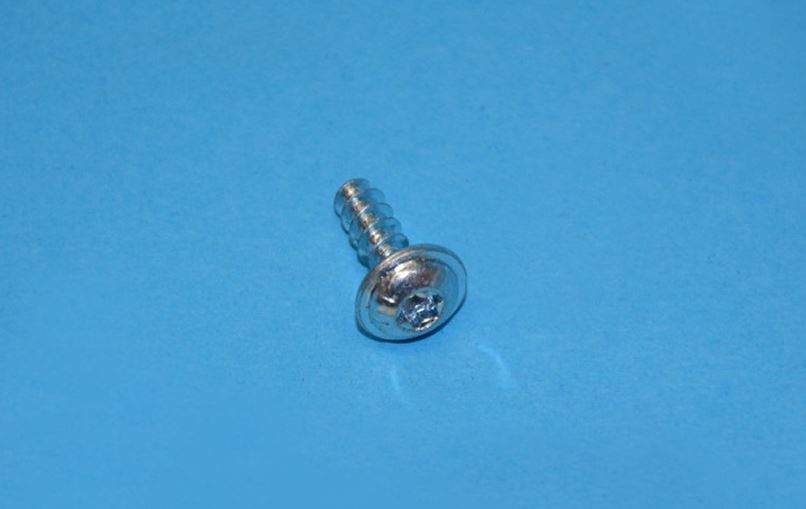 Samovrezni vijak dolžine 14.8 mm, iz navadne kovine, ki nima metričnega navoja in koničastega konca stebla, z glavo okrogle lečaste oblike premera 9.2 mm, ki ima na zgornji strani izdelan utor z nepravilno obliko šest krake zvezde (torx). Vijak z ravnim koncem stebla, ima izdelan navoj za uvijanje, ki poteka od konca proti glavi vijaka. Vijak z materialno sestavo: C = 0,2 mas. %, Si = 0,04 mas. %, Mn = 0,83 mas. %, P = 0,19 mas. %, S = 0,13 mas. %, Ni = 0,01 mas.%, Cu = 0,02 mas.%, Cr = 0,03 mas.%, Al = 0,42 mas.% je izdelan iz drugega legiranega jekla in površinsko zaščiten s cinkom.
Uporablja se za uvijanje v trd material, v tem primeru v izdelke iz trde plastične mase.