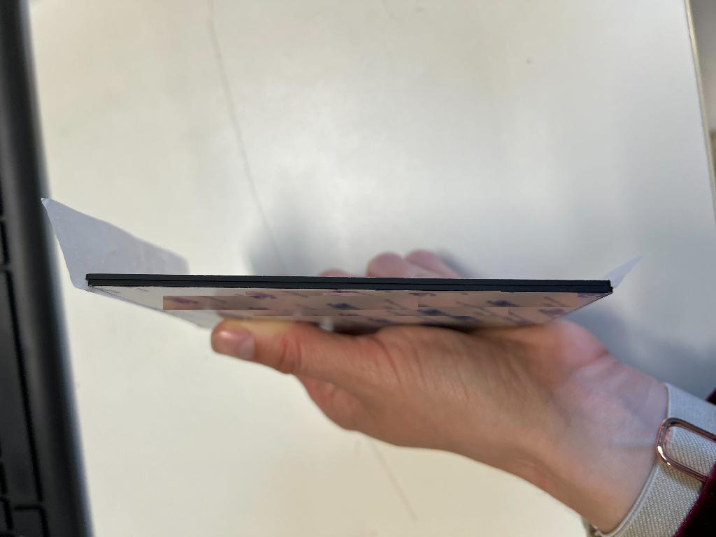 Magnetni ploščici iz plastične mase pravokotne oblike, z dimenzijami 124 x 90 in debelino 2 mm. Vsaka ploščica vsebuje 12 trajnih kovinskih magnetov z obliko ploščatega diska premera 12 mm. Ploščici, ki  imata na zunanji strani samolepilno folijo, se uporabljata za pritrjevanje elektronske naprave na steno.
Magneti z materialno sestavo: Pr = 0,5 – 3 mas. %, Nd = 25 – 32 mas. %, Fe = 65 - 70 mas. %, B = 0,8 – 1,2 mas. %, Al = 0 – 1 mas. %, Dy = 0,1 – 0,4 mas. %, Cu = 0 – 0,15 mas. % in Nb = 0 – 0,8 mas. %, dajejo v smislu splošnega pravila 3(b) izdelku bistveni značaj.