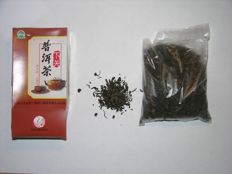 Pu - erh, 100 % zelený čaj, nefermentovaný, sypaný, v balení na predaj v malom.
Čaj napomáha tráveniu, odstraňuje toxické látky a tuky z krvi, znižuje účinky alkoholu, pôsobí bakteriostaticky (zabraňuje množeniu baktérií), obmedzuje tvorbu cholesterolu, upravuje vysoký krvný tlak, posilňuje imunitný systém a pôsobí antidepresívne.
Čaj je balený v plastovom vrecku uzatvorenom zvarom, vonkajší obal tvorí papierová škatuľka hnedej farby, s vyobrazením čajovej konvice a šálky. Krabica je doplnená čínskymi znakmi, odolnosť voči vlhkosti jej zabezpečuje vonkajší plastový obal. 
Jedno balenie obsahuje cca 100 g zeleného čaju.