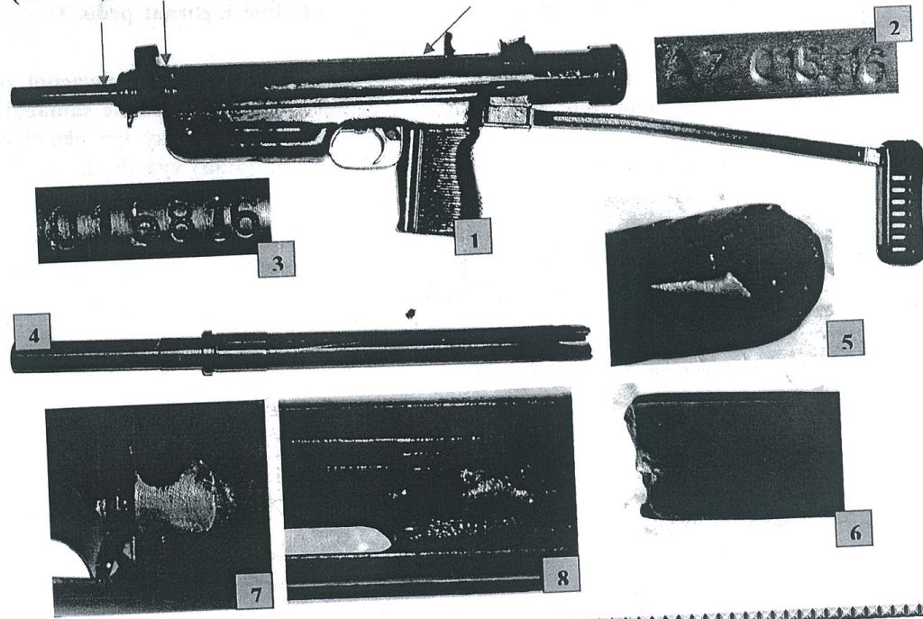 Samopal československej výroby zn. Vzor 26. Zbraň je odborne znehodnotená: nábojová komora a hlaveň do dĺžky 18 cm sú odfrézované do šírky 4 mm, do nábojovej komory je vložený oceľový kolík zvarený po celej dĺžke s nábojovou komorou, pričom dĺžka zvaru presahuje dĺžku polovice nábojovej komory, v mieste prechodu nábojovej komory a vodiacou časťou vývrtu je kolmo cez jednu stenu vyvŕtaný otvor o priemere 6 mm, čelo záveru je zbrúsené pod 45 stupňovým uhlom, otvor pre zápalník je zavarený a zápalník odstránený.