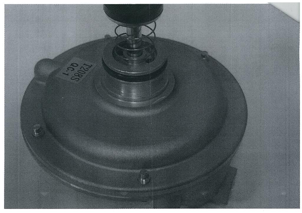 Tlakový redukčný ventil plynového ohrievača vody. Telo ventilu je vyrobené z hliníkovej zliatiny. Redukčný ventil pracuje na princípe tanierového ventilu, ktorý je na prívodnom potrubí a membrána je pred výstupným potrubím, ktorou sa reguluje pracovný tlak a prietok plynu na výstupe z ventilu. V prípade zvýšeného tlaku plynu na vstupnom potrubí nastane uzatvorenie prívodu plynu tanierovým ventilom, na ktorý pôsobí tlak vstupujúceho plynu.
