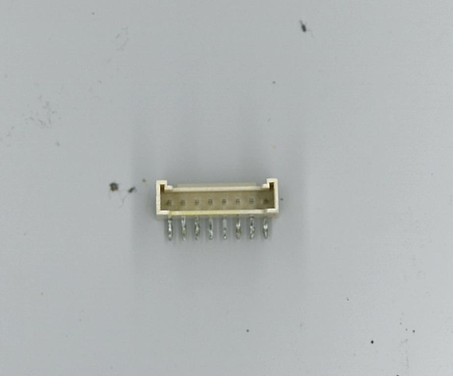 Konektor - zásuvka zabudovaná v plastovom plášti s 8 elektrickými vývodmi v jednom rade o rozmeroch 17,98 x 9,2 x 5,1 mm na napätie do 1000 V. Slúži na vytvorenie elektrického obvodu medzi vodivými cestami dosky plošného spoja a elektrickými vodičmi. Prepojenie je opakovateľne rozoberateľné bez použitia nástrojov. Použitá je pri výrobe výrobkov zatriedených do položiek 8528. Uvedený výrobok zostáva natrvalo zabudovaný v hotovom výrobku (televíznom prijímači).