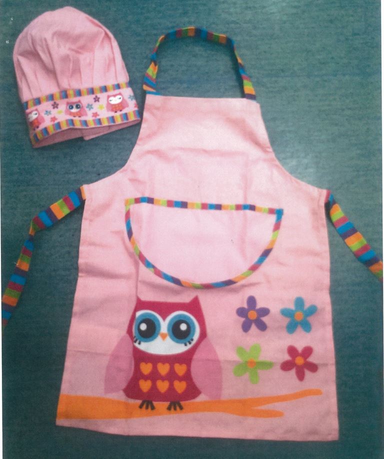KIDS COOK APRON AND HAT SET

Súprava zložená z detskej kuchárskej zástery a kuchárskej čiapky, ktoré sú balené spolu na maloobchodný predaj. Súprava je určená na bežné použitie.

Súprava je z farebnej tkanej textílie s potlačou.
Materiálové zloženie:
Kuchárska zástera  bavlna 100%,
Kuchárska čiapka bavlna 100% so suchým zipsom. 

Rozmery predmetného tovaru:
Kuchárska zástera 45 cm x 60 cm (š /v)
Kuchárska čiapka 25 cm (výška).