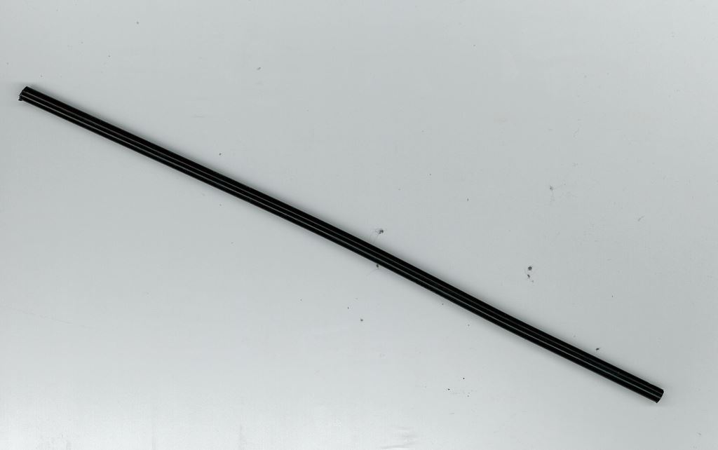 Rúrka kruhového prierezu vyrobená z nelegovanej ocele DC03 valcovaním (zrolovaním) za studena z oceľového pásu. Priemer rúrky je 4,76 mm. Rúrka je vyrobená v súlade s normou NET08-DWGPA-01, pričom je potiahnutá z oboch strán medeným povlakom a z vonkajšej strany je ešte potiahnutá povlakom zo zliatiny galfan (zinok 95% + hliník 5%) a vrstvou plastu (Polyamid). Nejde o presné rúrky, ale rozmerová tolerancia vonkajšieho priemeru a hrúbky steny je +- 0,07 mm, pričom hrúbka oceľovej steny rúrky je 0,7 mm. Hodnota uhlíkového ekvivalentu
danej ocele je CEV = 0,1558. Rúrka sa používa v brzdových systémoch v automobilovom priemysle.