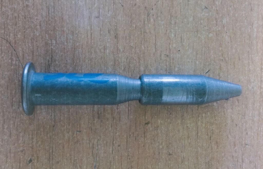 Pin na nosič palubnej dosky automobilu. Diel je súčasťou nosníka, slúži na upnutie kompletnej palubnej dosky do karosérie finálneho produktu. Je vyrobený z nízkouhlíkovej nízkolegovanej ocele vhodnej na zváranie. Rozmery: dĺžka 75 mm,  Ø 11 mm