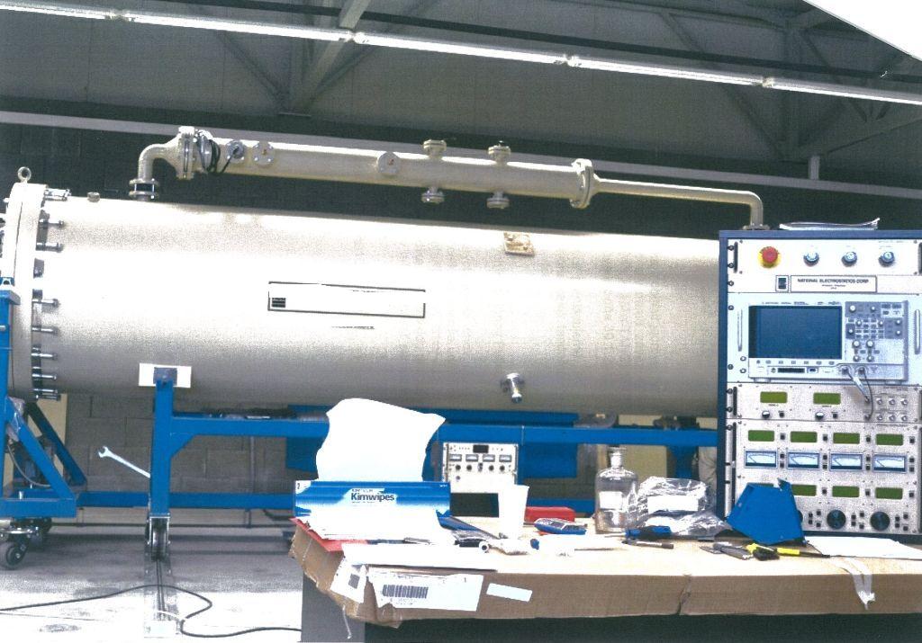 Tandemový urýchľovač iónov. Využíva sa na urýchľovanie iónov. Maximálne urýchľovacie napätie na elektródach je do 3 MV, teda celková energia urýchlených iónov vodíka môže byť do 6 MeV. Tandemový urýchľovač iónov môže pracovať samostatne, ako aj v spojení s ďalšími prídavnými zariadeniami. Urýchľovač je tvorený nasledujúcimi časťami: samotný tandemový urýchľovač iónov, príslušné napájacie zdroje, vákuový systém na báze turbomolekulárnej vývevy, olovený tieniaci kryt na tandemový urýchľovač iónov, zdroj iónov na báze RF výboja, vákuová stanica na báze turbomolekulárnej vývevy, elektrónové šošovky, vychylovače zväzku, izolačný transformátor, napájacie zdroje, kryt, trubica pre vedenie nízkoenergetických iónov, separátor 45°, napájací zdroj, dve vákuové stanice na báze turbomolekulárnych vývev, Faradayové sondy, štrbiny, merače profilu iónového zväzku, ovládacia jednotka, elektrostatická šošovka, napájacie zdroje a príslušenstvo.