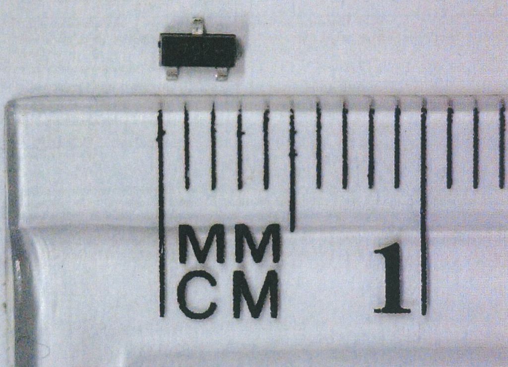 Unipolárny tranzistor - polovodičový elektronický prvok schopný zosilňovať výkon signálu. Unipolárny výkonový N-kanálový MOSFET tranzistor (Metal Oxide Semiconductor Field Tranzistor) s izolovaným hradlom. Ide o poľom riadený tranzistor, v ktorom je vodivosť kanálu medzi dvoma elektródami Source a Drain ovládaná elektrickým poľom vytváraným v štruktúre kov-oxid-polovodič napätím vznikajúcim medzi hradlom (Gate) a Source. Používa sa na povrchovú montáž na základnú dosku TV prijímačov. Prevádzkové parametre sú: napätie do 60 V a prúd do 800 mA. Stratový výkon unipolárneho tranzistora je 0,200 W.