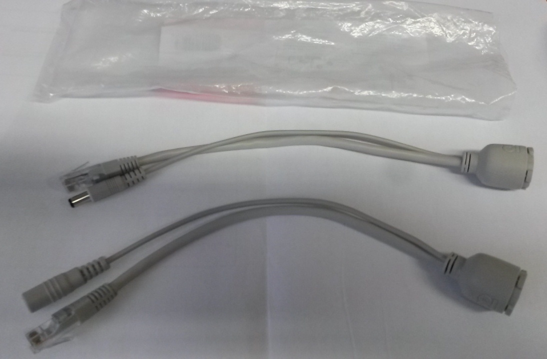 Sada pasívneho systému Power Over Ethernet. Sada pozostávajúca z dvoch kusov (Injector a Splitter) v balení v plastovom vrecku. Slúži na zlúčenie elektrického napätia a dátového signálu do jedného ethernet kábla a následne rozdelenia tohto dátového signálu a napätia do dvoch konektorov. Umožňuje tak prenos dátového signálu a napájacieho elektrického napätia v jednom sieťovom kábli. Slúži na napájanie a prenos dát napr. bezdrôtového WiFi Routera, IP Kamery a podobne.

Injector je tvorený dvoma káblikmi, ktoré sú zlúčené do jedného konektora typu RJ-45 "female" a každý z týchto káblikov je ešte vybavený na druhej strane konektormi. Jeden z káblikov je vybavený konektorom typu RJ-45 "male", do ktorého sa privádza dátový tok a druhý káblik je vybavený DC konektorom (female) na pripojenie jednosmerného napätia.

Splitter je tvorený dvoma káblikmi, ktoré sú zlúčené do jedného konektora typu RJ-45 "female" a každý z týchto káblikov je ešte vybavený na druhej strane konektormi. Jeden z káblikov je vybavený konektorom typu RJ-45 "male", z ktorého sa odvádza dátový tok a druhý káblik je vybavený DC konektorom (male), ktorý napája telekomunikačné zariadenia.