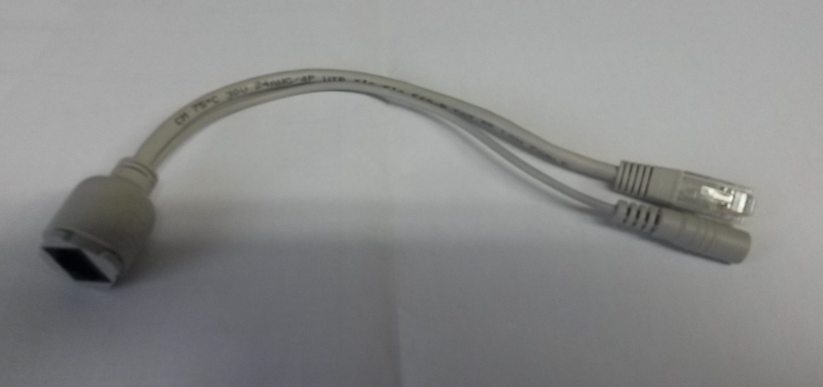 Elektrický izolovaný kábel vybavený prípojkami, ktorý slúži na zlúčenie elektrického napätia a dátového signálu do jedného ethernet kábla (tzv. Injector Power Over Ethernet). Umožnuje napájať zariadenie elektrickou energiou cez dátový ethernet kábel, čím zabezpečí prenos dátového signálu bez nutnosti napájania zariadenia ďalším napájacím káblom. Je určený len pre také zariadenia, ktoré sú vybavené PoE portom a sú napájané cez ethernetový konektor. Napríklad bezdrôtový WiFi Router, IP kamera a podobne. Ide o dva kábliky, ktoré sú zlúčené do jedného konektora typu RJ-45 "female" a každý z týchto káblikov je ešte vybavený na druhej strane konektormi. Jeden z káblikov je vybavený konektorom typu RJ-45 "male", do ktorého sa privádza dátový tok a druhý káblik je vybavený DC konektorom na pripojenie jednosmerného napätia.