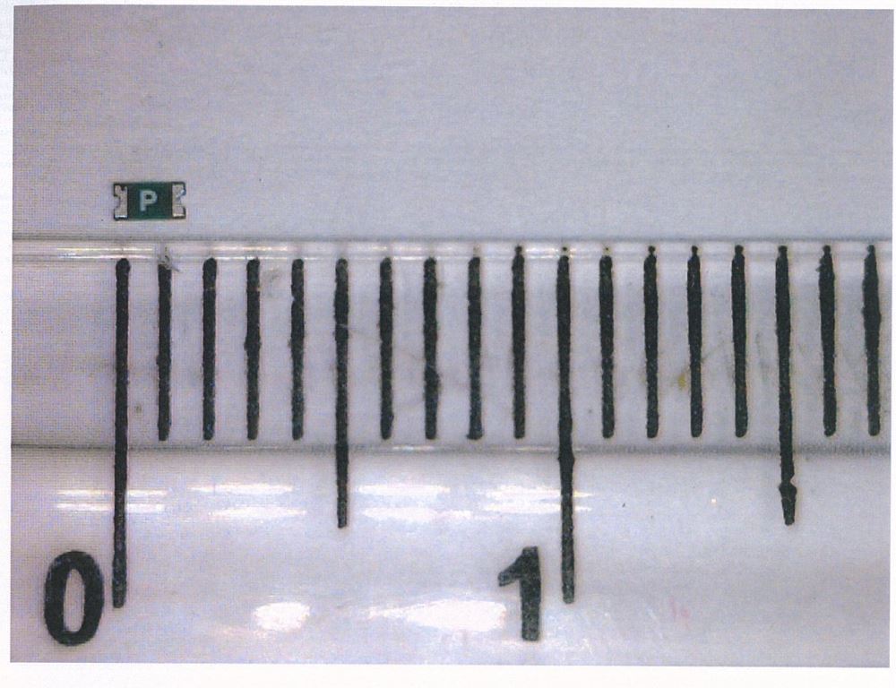 Tavná poistka v SMD prevedení. Ide o elektrickú súčiastku, ktorej úlohou je chrániť elektrický obvod pred prúdom vyšším ako je nominálny prúd alebo pred skratom. Poistka predstavuje zámerné vytvorenie najslabšieho miesta v obvode, pri preťažení sa pretaví tavný vodič v poistke, čím sa zároveň preruší obvod. Rozmer poistky je: 1,6 x 0,787 x 0,305 mm. Rozmer výrezu v strede poistky je 0,127 mm. Poistka má napätie 32 V a maximálne prúdové zaťaženie má hodnotu 3A. Používa sa na povrchovú montáž na základnú dosku TV prijímačov.