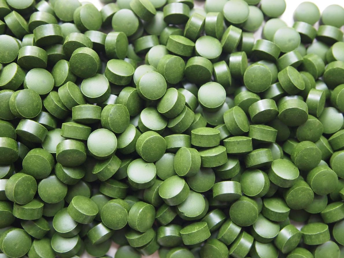 Tablety obsahujúce riasu Chlorella, určené na ľudskú konzumáciu ako potravinový doplnok na doplnenie vitamínov a minerálnych látok, enzýmov a vlákniny. Vyrábajú sa z čistej prírodnej riasy Chlorelly v prášku, ktorý sa vyrába vysušením a rozdrvením riasy a následným stlačením do tabletovej formy. Tovar neobsahuje žiadne prídavné látky.

Tovar je vo forme okrúhlych tabliet zelenej farby.