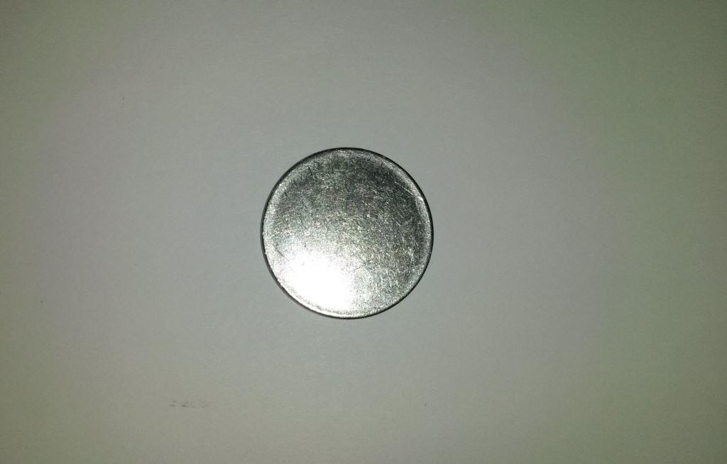 Plochý výrobok kruhového tvaru s hmotnosťou 7,8 g (tolerancia +/- 0,31 g), s priemerom 28 mm (tolerancia +/- 0,13 mm), hrúbka 1,9 mm (tolerancia +/- 0,25 mm). Výrobok je z ocele AISI 430. Ide o nedokončenú mincu, ktorá ide ďalej do výroby na razbu, kde po narazení jednej aj druhej strany nezmení hmotnosť ani tvar.