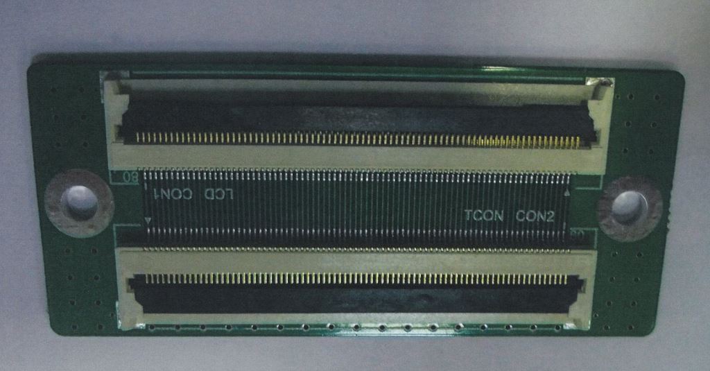 Tlačená doska s obvodmi (Printed Circuit Board). Ide o neosadený tlačený obvod, ktorý sa skladá len z vodivých spojov a kontaktov. Vnútornú štruktúru tvoria vodičové obvody a kontakty, ktoré boli vytvorené viacnásobným tlačením, tzn. doska je viacvrstvová. Na doske sa nachádzajú dva konektory FFC pozostávajúce z 80 kontaktných vývodov. Používa sa do testovacích zariadení alebo ako spojka medzi dvomi káblami. Doska neobsahuje žiadne  aktívne alebo pasívne elektronické prvky. Rozmery dosky sú: 600 x 260 x 1,65 mm.