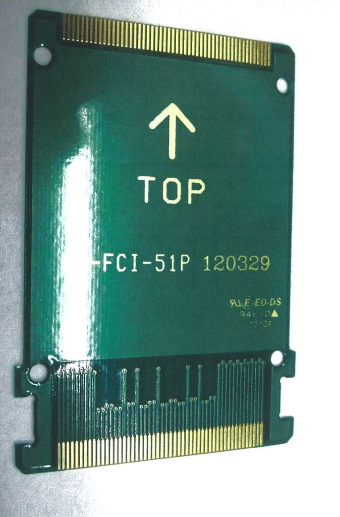 Tlačená doska s obvodmi (Printed Circuit Board). Ide o neosadený tlačený obvod, ktorý sa skladá len z vodivých spojov a kontaktov. Vnútornú štruktúru tvoria vodičové obvody a kontakty, ktoré boli vytvorené viacnásobným tlačením, tzn. doska je viacvrstvová. Na jednej strane dosky sa nachádza 82 kontaktných plôch, na opačnej strane dosky sa nachádza 51 kontaktných plôch. Používa sa do testovacích zariadení ako spojka medzi konektormi alebo káblami. Doska neobsahuje žiadne  aktívne alebo pasívne elektronické prvky. Rozmery dosky sú: 500 x 625 x 0,4 mm.
