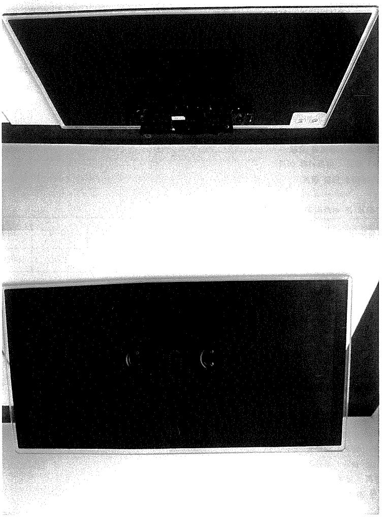 Sklenený stojan na LCD/LED televízne prijímače. Stojan je obdĺžnikového tvaru s rozmermi 66 x 33 cm, vyrobený zo skla s hrúbkou 0,8 cm. K stojanu je priskrutkovaná špeciálne vytvarovaná plastová upínacia konzola. Táto zostava sa priskrutkováva k televíznemu prijímaču a používa sa na upevnenie televízneho prijímača, ktorý sa umiestňuje na stôl. Materiálové zloženie skla: 70 – 73 % SiO2, 0,8-1,0 % AL2O3, 0,08-0,14 % Fe2O3, 7-12 % CaO, 1,0-4,5 % MgO, 13-15 % Na2O+K2O.