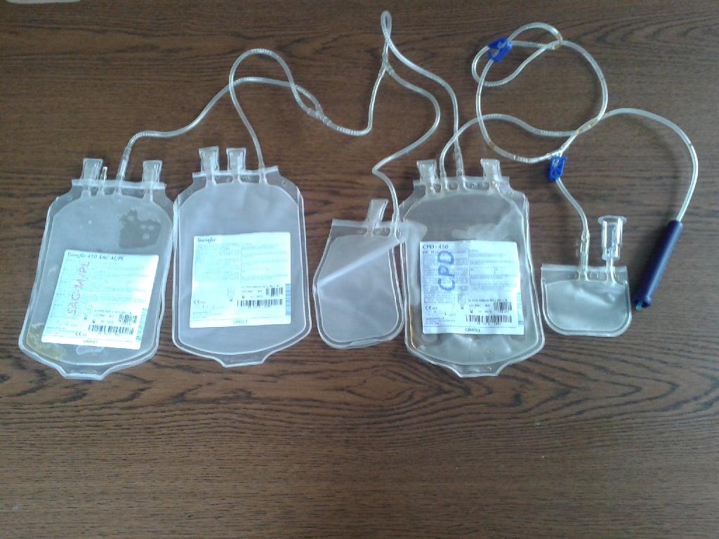 Sústava troch sterilných krvných vakov a dvoch menších vakov poprepájaných hadičkami. Na krvných vakoch sú nalepené nálepky s inštrukciami a tabuľkou na zápis potrebných údajov. Sústava je ukončená hadičkou s kovovou ihlou na vpichnutie do žily, ktorá je chránená platovým krytom a nástavcom. Na hadičkách sú dva bežce (plastové mechanické regulátory prietoku) tmavomodrej farby.

Krvné vaky aj hadičky sú vyrobené z priehľadného plastu. Tovar má charakter jednorazového výrobku, ktorý slúži na odber ľudskej krvi alebo jej zložiek a ich uchovávanie.
