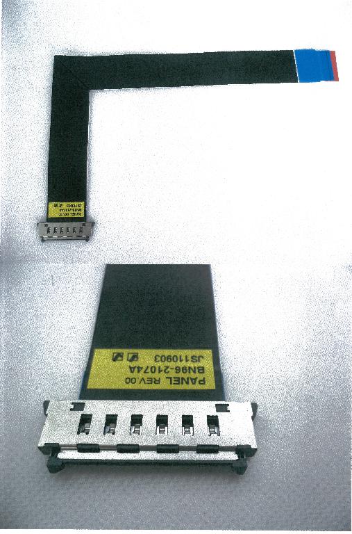 LVDS kábel (low - voltage differential signaling)

- je určený na montáž do monitorov a televíznych prijímačov
- používa sa výhradne na komunikáciu medzi LCD panelom a elektronickými obvodmi spracúvajúcimi videosignál 
- vysoko rýchlostný prenos dát sa uskutočňuje rýchlosťou vyššou ako 600 Mbit za sekundu pri nízkom napätí 1,25 V 
- na jednom konci je vybavený prípojkou s ochranným krytom, ktorá obsahuje kolíky s odstupom 0,5 mm
- vnútornú štruktúru tvoria ploché vodiče, ktoré sú na povrchu neodeliteľné spojené v hmote