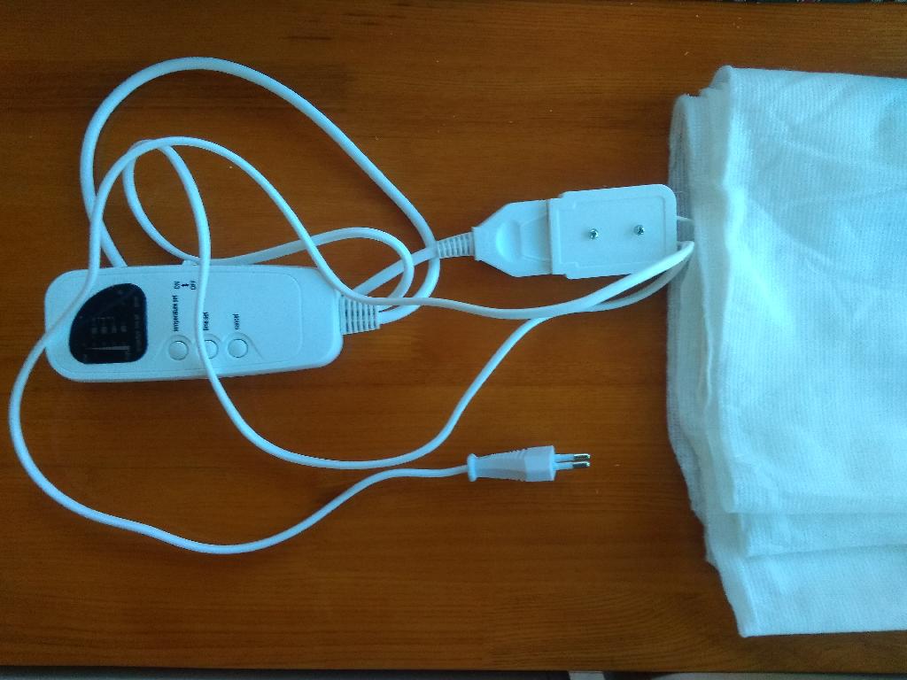 Ovládač výhrevného matraca, ktorý sa pripája cez konektor s výhrevnou plachtou (výhrevná plachta nie je predmetom žiadosti o ZINZ). Ide o elektronický prepínač, vypínač,  zapínanie-vypínanie elektrického ohrevu vyhrievacej plachty vloženej v matraci s tepelne isteným elektronickým prepínačom. Za pomoci tranzistora a logického integrovaného obvodu slúži na nastavovanie teploty a času ohrevu. Na tento účel slúžia tri tlačidlá na nastavovanie a zboku zariadenia je prístroj vybavený prepínačom ON/OFF. Zariadenie je vybavené tiež dvoma káblami, pričom jeden kábel je ukončený konektorom do elektrickej siete a druhý kábel sa zapája do výhrevnej deky.
