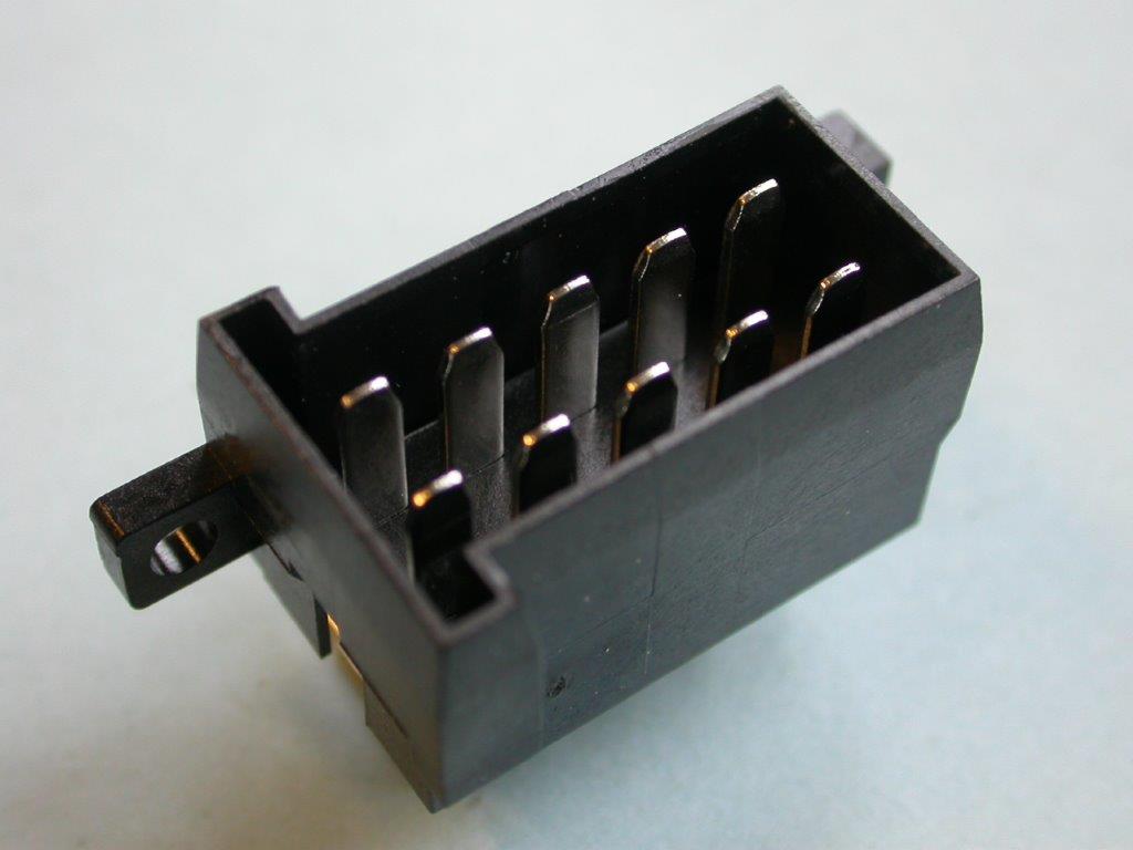 Nožový konektor 10 - pólový. Skladá sa z elektricky vodivých kontaktov osadených v plastovom puzdre. Slúži na vytvorenie elektrického obvodu medzi vodivými cestami dosky plošného spoja a elektrickou kabelážou.
