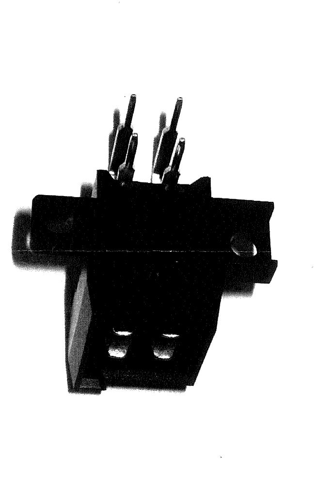 Nožový konektor 4-pólový, skladá sa z elektrický vodivých kontaktov osadených v plastovom puzdre. Slúži na vytvorenie elektrického obvodu medzi vodivými cestami dosky plošného spoja a elektrickou kabelážou.