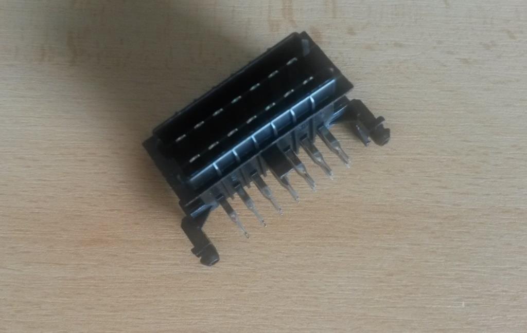 Nožový konektor 14-pólový. Skladá sa z elektricky vodivých kontaktov osadených v plastovom puzdre. Slúži na vytvorenie elektrického obvodu medzi vodivými cestami dosky plošného spoja a elektrickou kabelážou.