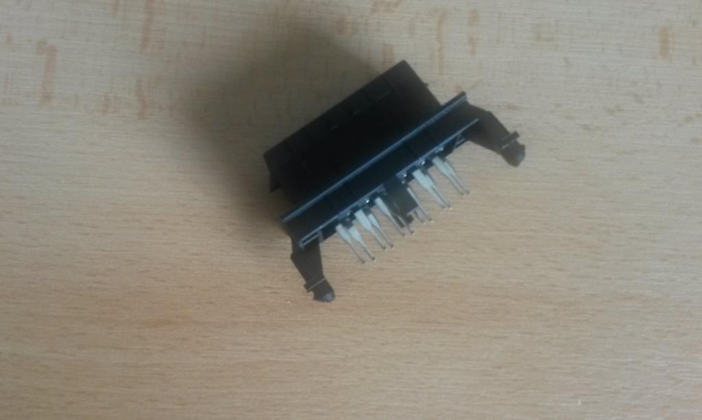 Nožový konektor 12-pólový. Skladá sa z elektricky vodivých kontaktov osadených v plastovom puzdre. Slúži na vytvorenie elektrického obvodu medzi vodivými cestami dosky plošného spoja a elektrickou kabelážou.