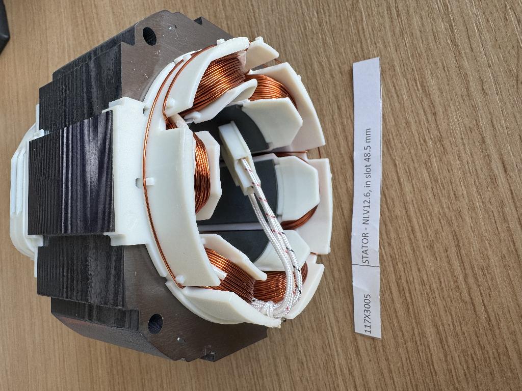 Stator, časť elektromotora pre hermetický kompresor.
Zloženie: špecifický tvarovaná oceľ s 5 vynutiami cievky na vnútornej strane, plast, medený drôt, spojovací kábel.