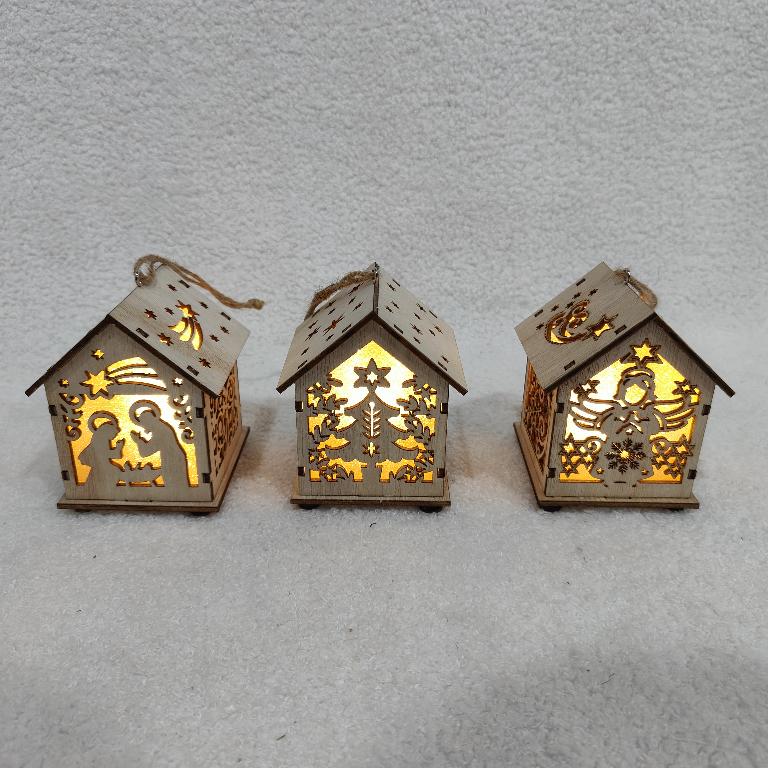 Tovar predstavuje vianočná dekorácia z dreva - domčeky. Materiál: preglejka, LED svetlo, 2ks batérie LR44. Rozmer: 6,6*7*8cm. Balenie: 12 ks v display boxe. Použitie tovaru – dekorácia počas vianočného obdobia.