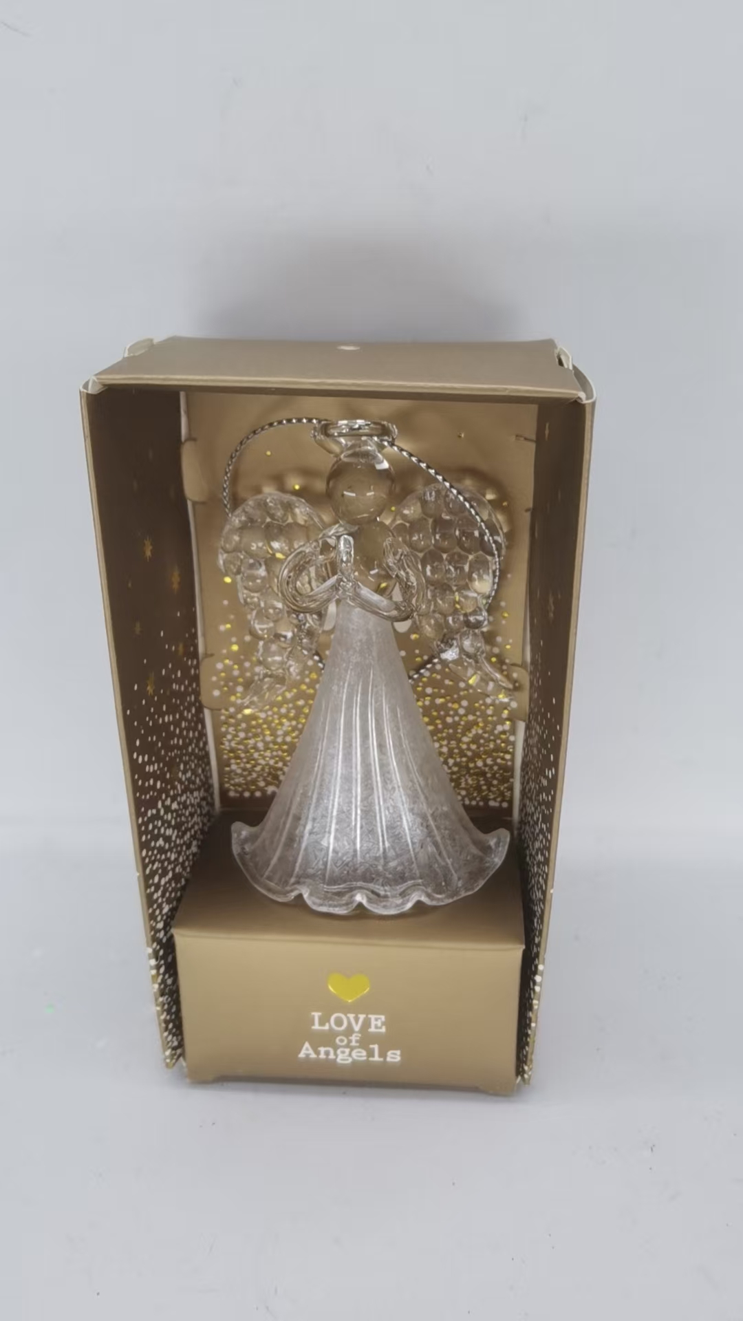 Tovar predstavuje dekoráciu zo skla v tvare anjela. Materiál tovaru - sklo, rozmer tovaru - 7,5*3,5cm. Balenie po 1 ks v krabičke, po 16 ks v display boxe. Použitie tovaru – dekorácia na vystavenie, zavesenie.