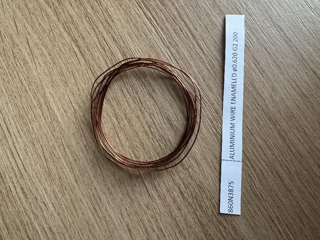 Nelegovaný hliníkový drôt s priemerom 0,62 mm, potiahnutý vrstvou medi.