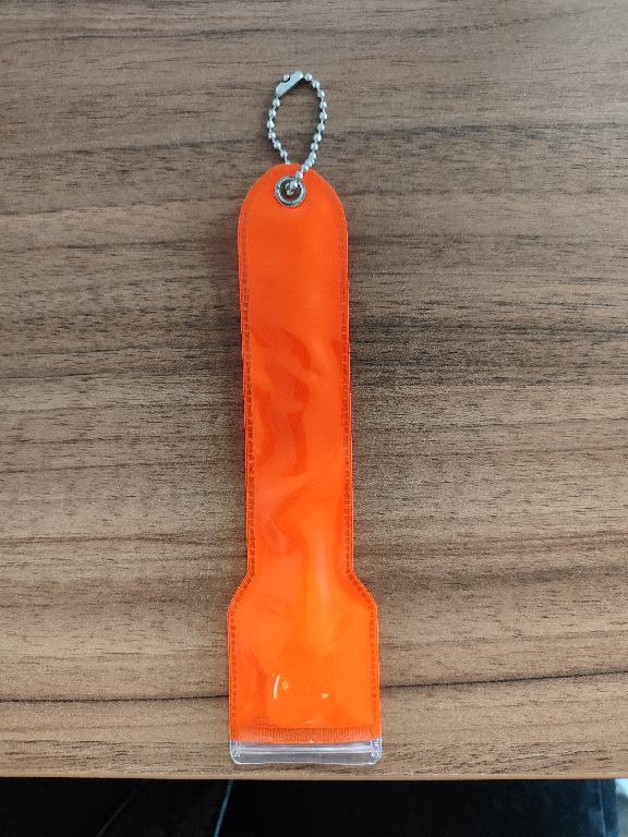 Tovarom je LED reflexný prívesok z PVC. Tovar je vo farebnom prevedení - žltá, zelená, oranžová, ružová, modrá. Veľkosť: 4,1*16 cm. Obsahuje batériu CR2032. Účelom použitia tovaru je zvýšenie bezpečnosti a viditeľnosti používateľa pomocou signalizácie, blikania prívesku spolu s reflexnými prvkami predmetného tovaru.
