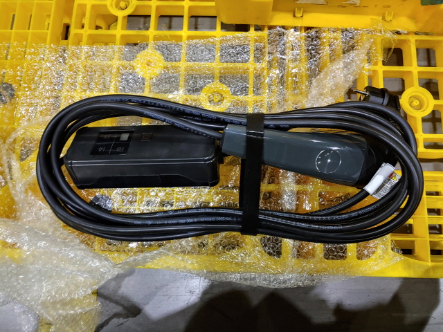 Jedná sa o zariadenie na nabíjanie elektrických vozidiel pomocou domáceho napätia. Je vybavený prípojkami na 230V zásuvku a na pripojenie automobilu, obsahuje aj ovládaciu dosku s LED displejom (ICCB – In Cable Control Box). Táto ovládacia doska umožňuje kontrolu stavu pripojenia vozidla, kontrolu teploty, nadprúdovú ochranu, reguláciu prúdu, ako aj detekciu únikového prúdu. Samotný kábel netransformuje veľkosť napätia, ani ho neusmerňuje zo striedavého na jednosmerný. Obsahuje relé, prúdový chránič, konektory.