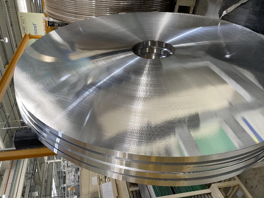 Tovar predstavuje hliníková fólia zo zliatin hliníku, o hrúbke od 0,22 mm do 0,24 mm a šírkach od 29,92  mm do 54,4 mm. Hliníkové fólie sú dodávané vo forme zvitkov / cievok, pri priemere cievky okolo 1,5 metra. Hliníkové fólie sa spracúvajú pri výrobe hliníkových chladičov (chladiče motora, turbo, klimatizácie) pre automobilový priemysel.