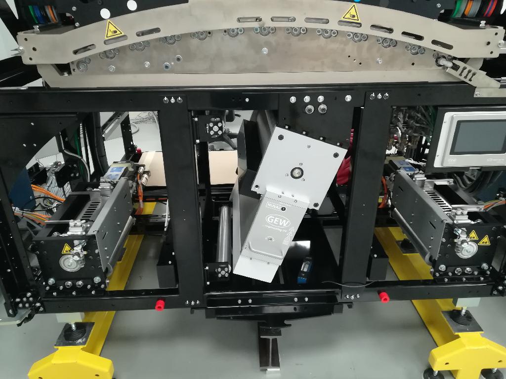 Elektronické zariadenie - UV led lampa na vytvrdzovanie atramentu po tlači.
Zloženie tovaru - plastový obal, LED diódy, PCB dosky, trubky na chladenie.
Účel použitia - obsahuje LED diódy, ktoré spolu so špeciálnym lepidlom v atramente pri tlači tlačiarne urýchľujú vytvrdzovanie vytlačeného atramentu na papieri, čím sa dosahuje presná tlač. Lampy sa dajú použiť na viaceré účely tlačiarenského stroja.