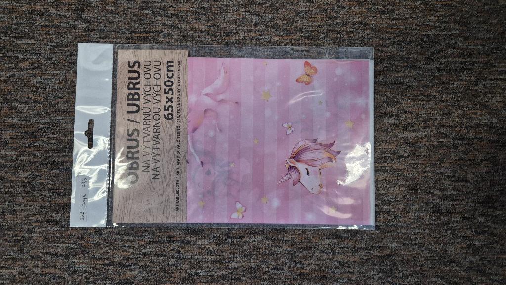 Tovarom je obrus z LDPE. Rozmery tovaru - 65*50 cm. Vnútorný papier – 350 gsm, rozmery - 24,5*16 cm. Rozmery OPP balenia – 29,5*18 cm. Balenie po 1ks v OPP s vnútorným papierom a papierovým headerom. Tovar je v jednej vrstve, bez podložky, nelaminovaný, bez povrchovej úpravy. Hrúbka tovaru - 0, 035 mm, hustota tovaru - 0,923 g/m3. Použitie –  obrus na výtvarnú výchovu pre deti.