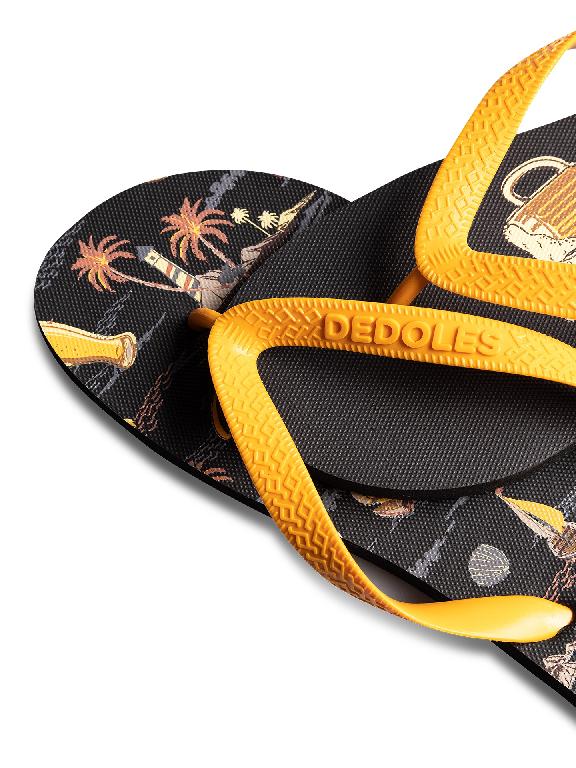 Tovarom je obuv Crazy FLIP FLOP – žabky. Tovar má zvršok vyrobený z jedného kusu plastového pásiku v tvare  písmena „Y“ pripevneného k podrážke v troch miestach kolíkmi zapustenými do otvorov v podrážke. Tovar sa vyrába v rôznych farebných prevedeniach s rôznymi farebnými potlačenými obrázkami. Zvršok aj podrážka sú vyrobené z 100% PVC.
