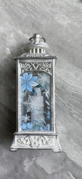 Tovar predstavuje lampáš. Materiál tovaru: plast s LED svetlom vo vnútri, 3ks batérie LR44. Rozmer tovaru: 5.2*5.2*12.7 cm. Balenie tovaru: 24 ks v display boxe s visačkou. Použitie tovaru: dekorácia s témou zimného obdobia.