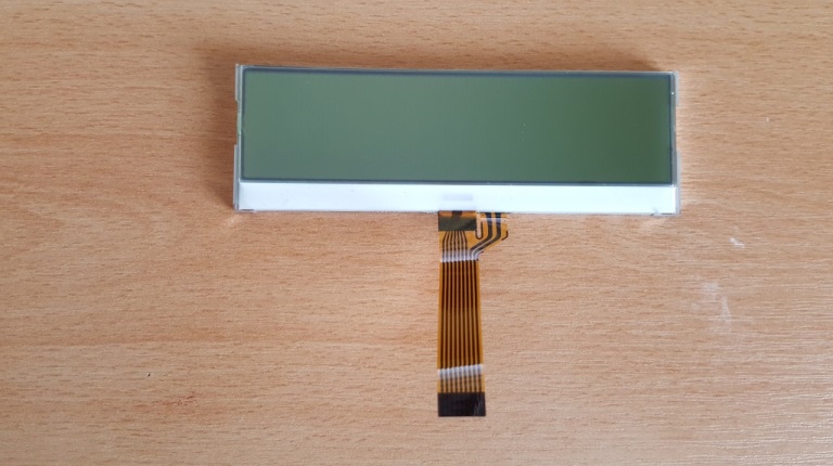 Monochromatický, alfanumerický LCD displej s pasívnou maticou, zobrazovacia matica pozostáva z vrstvy tekutých kryštálov medzi dvoma sklenenými panelmi a obsahuje 240 stĺpcov a 64 riadkov (240 x 64 pixelov), na ktorých je možné zobraziť akékoľvek znaky, číslice alebo písmena. Neobsahuje video vstup ani výstup a neumožňuje zobraziť video.
Používa sa na zabudovanie do registračnej pokladne.