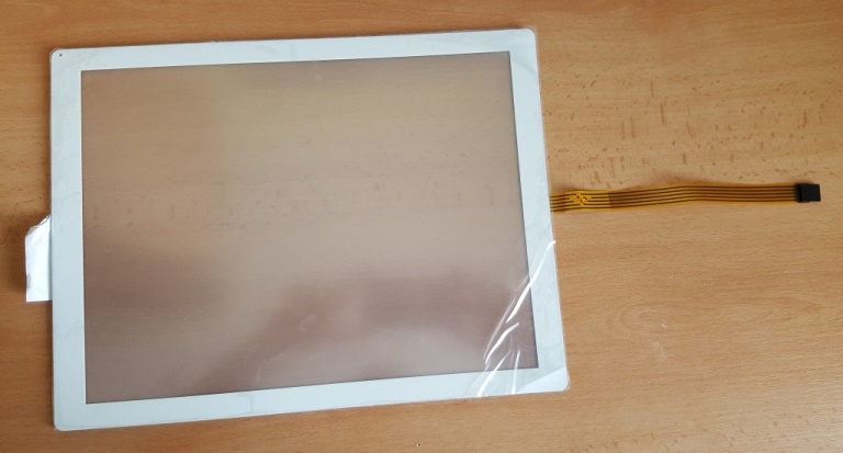 Dotykový panel, tvorený priehľadnou rezistívnou elektródou, prikrytou odolnou vrstvou (sklo, plastová fólia). V niekoľkých bodoch sa elektróda napája malým striedavým napätím. Pri dotyku prstom sa kapacitne zvedie časť signálu, vyhodnotením pomeru prúdov z jednotlivých bodov je možné určiť bod dotyku. Veľkosť uhlopriečky 15", 17" a 21,5".